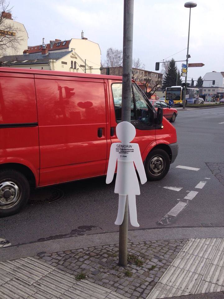 Weiße Fußgängerin für die Kreuzung Falkenseer Chaussee Ecke Siegener Straße