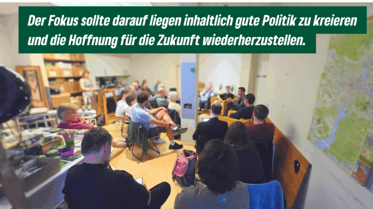 Volles Haus bei Diskussion zum Thema Rechtsextremismus in Spandau