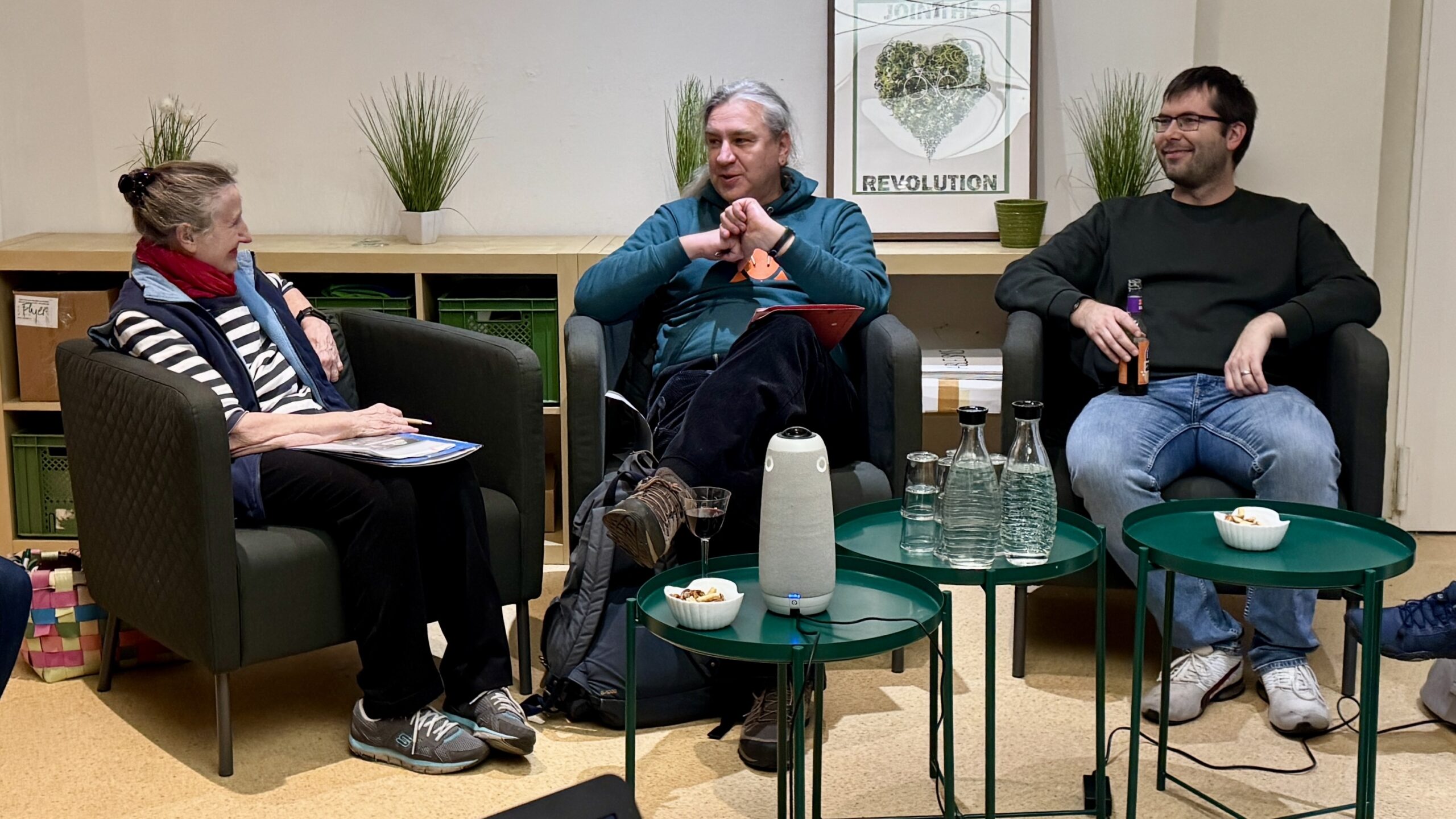 Gudrunn Pinn, Stefan Tschner und Philipp Freisleben diskutieren bei der Bezirksgruppe